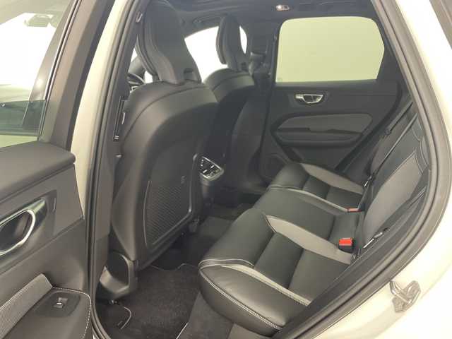 ボルボ ＸＣ６０ B6 AWD Rデザイン 兵庫県 2021(令3)年 2.1万km パール ・純正ナビ/・AM・FM・USB・Tpod・spotify/・フルセグTV/・BT/・Apple Car Play・AndroidAuto/・全方位カメラ/・全席シートヒーター/・前席パワーシート/・ETC/・純正ドライブレコーダー/・左右独立エアコン/・後席エアコン/・パノラマルーフ/・電子パーキングブレーキ/・オートブレーキホールド/・４WD/・ヘッドアップディスプレイ/・パーキングアシスト/・縦列時自動発車/・コーナリングライト/・アクティブベンディングライト/・レーンキープアシスト/・ロードサインアシスト/・ブラインドスポットモニター/・車間警告/・クロストラフィックアラート/・衝突回避/・レーダークルーズコントロール/・harman/kardonサウンド/・パワーバックドア/・オートワイパー/・純正フロアマット/・純正アルミ/・取扱説明書/・保証書/・スペアキー