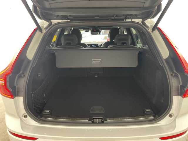 ボルボ ＸＣ６０ B6 AWD Rデザイン 兵庫県 2021(令3)年 2.1万km パール ・純正ナビ/・AM・FM・USB・Tpod・spotify/・フルセグTV/・BT/・Apple Car Play・AndroidAuto/・全方位カメラ/・全席シートヒーター/・前席パワーシート/・ETC/・純正ドライブレコーダー/・左右独立エアコン/・後席エアコン/・パノラマルーフ/・電子パーキングブレーキ/・オートブレーキホールド/・４WD/・ヘッドアップディスプレイ/・パーキングアシスト/・縦列時自動発車/・コーナリングライト/・アクティブベンディングライト/・レーンキープアシスト/・ロードサインアシスト/・ブラインドスポットモニター/・車間警告/・クロストラフィックアラート/・衝突回避/・レーダークルーズコントロール/・harman/kardonサウンド/・パワーバックドア/・オートワイパー/・純正フロアマット/・純正アルミ/・取扱説明書/・保証書/・スペアキー