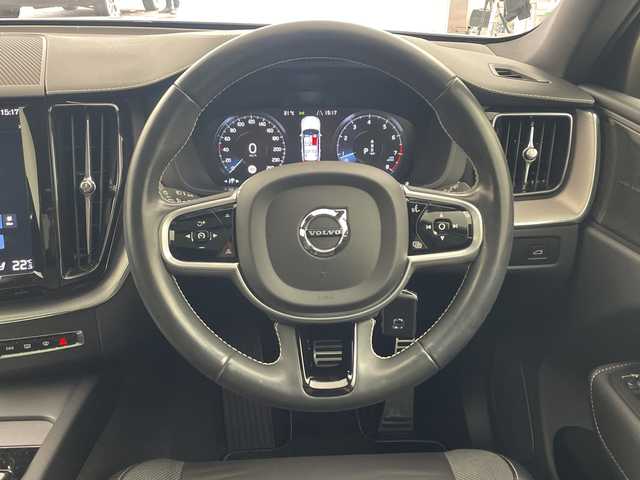 ボルボ ＸＣ６０ B6 AWD Rデザイン 兵庫県 2021(令3)年 2.1万km パール ・純正ナビ/・AM・FM・USB・Tpod・spotify/・フルセグTV/・BT/・Apple Car Play・AndroidAuto/・全方位カメラ/・全席シートヒーター/・前席パワーシート/・ETC/・純正ドライブレコーダー/・左右独立エアコン/・後席エアコン/・パノラマルーフ/・電子パーキングブレーキ/・オートブレーキホールド/・４WD/・ヘッドアップディスプレイ/・パーキングアシスト/・縦列時自動発車/・コーナリングライト/・アクティブベンディングライト/・レーンキープアシスト/・ロードサインアシスト/・ブラインドスポットモニター/・車間警告/・クロストラフィックアラート/・衝突回避/・レーダークルーズコントロール/・harman/kardonサウンド/・パワーバックドア/・オートワイパー/・純正フロアマット/・純正アルミ/・取扱説明書/・保証書/・スペアキー