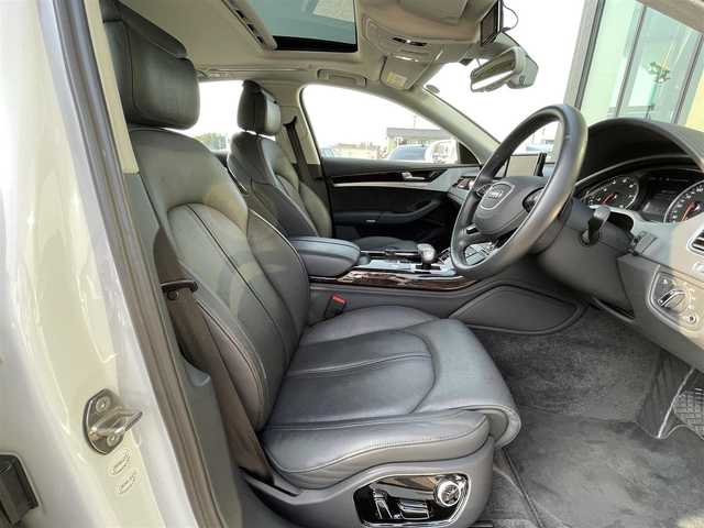 アウディ Ａ８ 4．0 TFSI クワトロ 石川県 2014(平26)年 3.7万km グレイシアホワイトメタリック サンルーフ/黒革シート/シートベンチレーション/純正ナビ/３６０カメラ/クリアランスソナー/電動トランク/クルーズコントロール/アダプティブＬＥＤライト/ソフトクローズドア/アドバンストキー