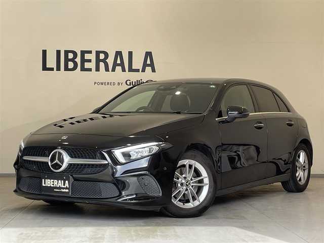 メルセデス・ベンツ Ａ１８０ スタイル 熊本県 2018(平30)年 3.3万km コスモスブラック ・スマートキー/・プッシュスタート/・アクティブステアリングアシスト/・道路標識アシスト/・アクティブブレーキアシスト/・ブラインドスポットモニター/・アテンションアシスト/・レーンキーピングアシスト/・レーンチェンジアシスト/・クルーズコントロール(追従式)/・黒革シート/・前席パワーシート/・前席シートヒーター /・純正HDDナビ/　【Bluetooth・USB・AppleCarPlay・AndroidAuto】/・フルセグTV/・バックカメラ/・ETC/・LEDヘッドランプ/・純正マット/・保証書/取説