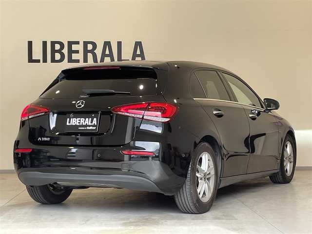 メルセデス・ベンツ Ａ１８０ スタイル 熊本県 2018(平30)年 3.3万km コスモスブラック ・スマートキー/・プッシュスタート/・アクティブステアリングアシスト/・道路標識アシスト/・アクティブブレーキアシスト/・ブラインドスポットモニター/・アテンションアシスト/・レーンキーピングアシスト/・レーンチェンジアシスト/・クルーズコントロール(追従式)/・黒革シート/・前席パワーシート/・前席シートヒーター /・純正HDDナビ/　【Bluetooth・USB・AppleCarPlay・AndroidAuto】/・フルセグTV/・バックカメラ/・ETC/・LEDヘッドランプ/・純正マット/・保証書/取説