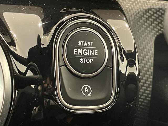 メルセデス・ベンツ Ａ１８０ スタイル 熊本県 2018(平30)年 3.3万km コスモスブラック ・スマートキー/・プッシュスタート/・アクティブステアリングアシスト/・道路標識アシスト/・アクティブブレーキアシスト/・ブラインドスポットモニター/・アテンションアシスト/・レーンキーピングアシスト/・レーンチェンジアシスト/・クルーズコントロール(追従式)/・黒革シート/・前席パワーシート/・前席シートヒーター /・純正HDDナビ/　【Bluetooth・USB・AppleCarPlay・AndroidAuto】/・フルセグTV/・バックカメラ/・ETC/・LEDヘッドランプ/・純正マット/・保証書/取説