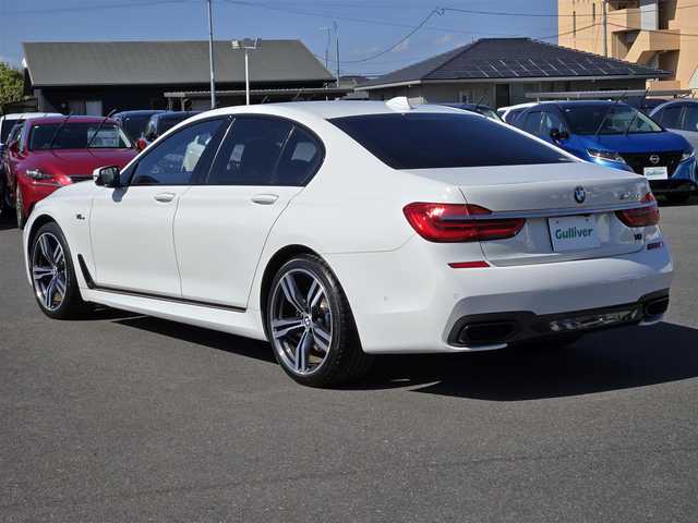 ＢＭＷ ７５０ｉ Mスポーツ 鹿児島県 2016(平28)年 4.3万km アルピンホワイトⅢ ムーンルーフ　/パーキングアシスト　/リモートパーキング　/Ｄ＋Ｎ席シートヒーター／エアシート　/パドルシフト　/ＭＴモード付きＡＴ　/ＢＭＷレーザーライト　/Ｈａｒｍａｎ　Ｋａｒｄｏｎスピーカー　/全方位モニター/ダイナミックスタビリティコントロール/コーナリングブレーキコントロール/横滑り防止装置/盗難防止装置/レーンキープアシスト/前後コーナーセンサー/エアバッグ(W＋サイド)/LEDヘッドライト