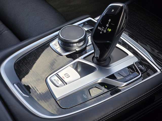 ＢＭＷ ７５０ｉ Mスポーツ 鹿児島県 2016(平28)年 4.3万km アルピンホワイトⅢ ムーンルーフ　/パーキングアシスト　/リモートパーキング　/Ｄ＋Ｎ席シートヒーター／エアシート　/パドルシフト　/ＭＴモード付きＡＴ　/ＢＭＷレーザーライト　/Ｈａｒｍａｎ　Ｋａｒｄｏｎスピーカー　/全方位モニター/ダイナミックスタビリティコントロール/コーナリングブレーキコントロール/横滑り防止装置/盗難防止装置/レーンキープアシスト/前後コーナーセンサー/エアバッグ(W＋サイド)/LEDヘッドライト