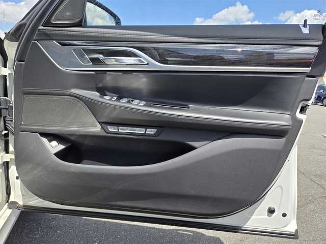 ＢＭＷ ７５０ｉ Mスポーツ 鹿児島県 2016(平28)年 4.3万km アルピンホワイトⅢ ムーンルーフ　/パーキングアシスト　/リモートパーキング　/Ｄ＋Ｎ席シートヒーター／エアシート　/パドルシフト　/ＭＴモード付きＡＴ　/ＢＭＷレーザーライト　/Ｈａｒｍａｎ　Ｋａｒｄｏｎスピーカー　/全方位モニター/ダイナミックスタビリティコントロール/コーナリングブレーキコントロール/横滑り防止装置/盗難防止装置/レーンキープアシスト/前後コーナーセンサー/エアバッグ(W＋サイド)/LEDヘッドライト