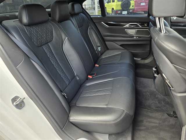 ＢＭＷ ７５０ｉ Mスポーツ 鹿児島県 2016(平28)年 4.3万km アルピンホワイトⅢ ムーンルーフ　/パーキングアシスト　/リモートパーキング　/Ｄ＋Ｎ席シートヒーター／エアシート　/パドルシフト　/ＭＴモード付きＡＴ　/ＢＭＷレーザーライト　/Ｈａｒｍａｎ　Ｋａｒｄｏｎスピーカー　/全方位モニター/ダイナミックスタビリティコントロール/コーナリングブレーキコントロール/横滑り防止装置/盗難防止装置/レーンキープアシスト/前後コーナーセンサー/エアバッグ(W＋サイド)/LEDヘッドライト