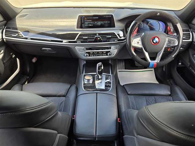 ＢＭＷ ７５０ｉ Mスポーツ 鹿児島県 2016(平28)年 4.3万km アルピンホワイトⅢ ムーンルーフ　/パーキングアシスト　/リモートパーキング　/Ｄ＋Ｎ席シートヒーター／エアシート　/パドルシフト　/ＭＴモード付きＡＴ　/ＢＭＷレーザーライト　/Ｈａｒｍａｎ　Ｋａｒｄｏｎスピーカー　/全方位モニター/ダイナミックスタビリティコントロール/コーナリングブレーキコントロール/横滑り防止装置/盗難防止装置/レーンキープアシスト/前後コーナーセンサー/エアバッグ(W＋サイド)/LEDヘッドライト