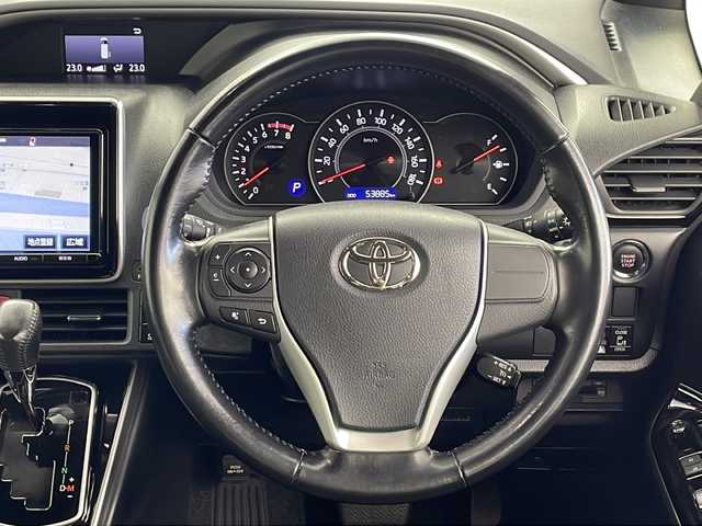 トヨタ ヴォクシー ZS 煌 鹿児島県 2017(平29)年 5.4万km ボルドーマイカメタリック ワンオーナー/純正9インチＳＤナビ/(BT/CD/DVD/AM/FM/フルセグTV)/12.1インチ純正フリップダウンモニター/両側パワースライドドア/衝突軽減ブレーキ/レーンキープアシスト/アイドリングストップ/ＭＴモード付ＡＴ/純正ビルトインＥＴＣ/社外前後ドライブレコーダー/純正16インチアルミホイール/バックカメラ/クルーズコントロール/保証書/取扱説明書/スペアキー