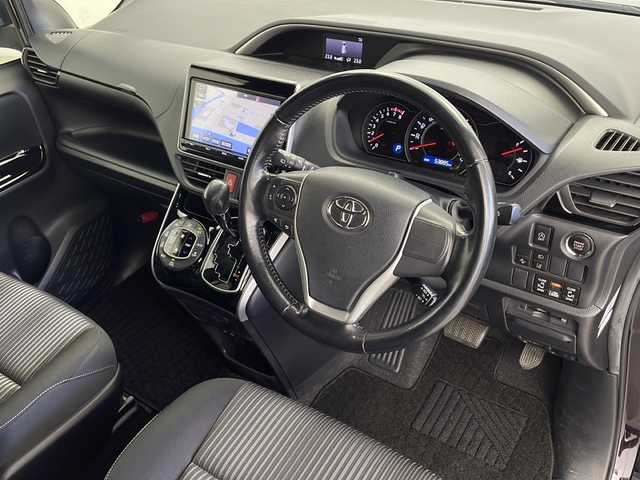 トヨタ ヴォクシー ZS 煌 鹿児島県 2017(平29)年 5.4万km ボルドーマイカメタリック ワンオーナー/純正9インチＳＤナビ/(BT/CD/DVD/AM/FM/フルセグTV)/12.1インチ純正フリップダウンモニター/両側パワースライドドア/衝突軽減ブレーキ/レーンキープアシスト/アイドリングストップ/ＭＴモード付ＡＴ/純正ビルトインＥＴＣ/社外前後ドライブレコーダー/純正16インチアルミホイール/バックカメラ/クルーズコントロール/保証書/取扱説明書/スペアキー