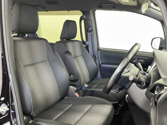 トヨタ ヴォクシー ZS 煌 鹿児島県 2017(平29)年 5.4万km ボルドーマイカメタリック ワンオーナー/純正9インチＳＤナビ/(BT/CD/DVD/AM/FM/フルセグTV)/12.1インチ純正フリップダウンモニター/両側パワースライドドア/衝突軽減ブレーキ/レーンキープアシスト/アイドリングストップ/ＭＴモード付ＡＴ/純正ビルトインＥＴＣ/社外前後ドライブレコーダー/純正16インチアルミホイール/バックカメラ/クルーズコントロール/保証書/取扱説明書/スペアキー