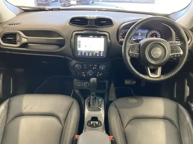 クライスラー・ジープ ジープ レネゲード リミテッド 熊本県 2023(令5)年 2万km ブライトホワイト ・スマートキー/・プッシュスタート/・自動緊急ブレーキ/・レーンセンス/・パークセンス/・ブラインドスポットモニター/・アクティブヘッドライト/・クルーズコントロール(追従式)/・黒革シート/・前席パワーシート/・前席シートヒーター/・ハンドルヒーターNG/・純正メモリナビ/　【Bluetooth・USB・AppleCarPlay・AndroidAuto】/・フルセグTV/・バックカメラ/・ETC2.0/・ドライブレコーダー(前後録画)/・純正マット