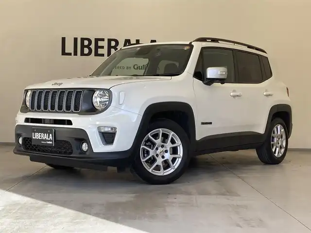 クライスラー・ジープ ジープ レネゲード リミテッド 熊本県 2023(令5)年 2万km ブライトホワイト ・スマートキー/・プッシュスタート/・自動緊急ブレーキ/・レーンセンス/・パークセンス/・ブラインドスポットモニター/・アクティブヘッドライト/・クルーズコントロール(追従式)/・黒革シート/・前席パワーシート/・前席シートヒーター/・ハンドルヒーターNG/・純正メモリナビ/　【Bluetooth・USB・AppleCarPlay・AndroidAuto】/・フルセグTV/・バックカメラ/・ETC2.0/・ドライブレコーダー(前後録画)/・純正マット