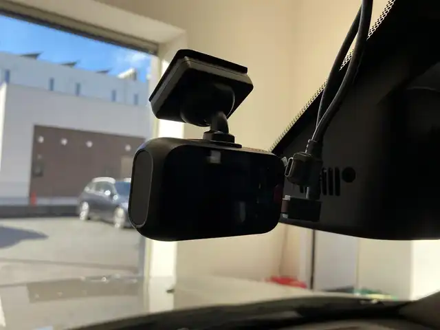 クライスラー・ジープ ジープ レネゲード リミテッド 熊本県 2023(令5)年 2万km ブライトホワイト ・スマートキー/・プッシュスタート/・自動緊急ブレーキ/・レーンセンス/・パークセンス/・ブラインドスポットモニター/・アクティブヘッドライト/・クルーズコントロール(追従式)/・黒革シート/・前席パワーシート/・前席シートヒーター/・ハンドルヒーターNG/・純正メモリナビ/　【Bluetooth・USB・AppleCarPlay・AndroidAuto】/・フルセグTV/・バックカメラ/・ETC2.0/・ドライブレコーダー(前後録画)/・純正マット