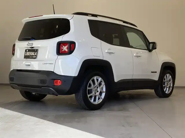 クライスラー・ジープ ジープ レネゲード リミテッド 熊本県 2023(令5)年 2万km ブライトホワイト ・スマートキー/・プッシュスタート/・自動緊急ブレーキ/・レーンセンス/・パークセンス/・ブラインドスポットモニター/・アクティブヘッドライト/・クルーズコントロール(追従式)/・黒革シート/・前席パワーシート/・前席シートヒーター/・ハンドルヒーターNG/・純正メモリナビ/　【Bluetooth・USB・AppleCarPlay・AndroidAuto】/・フルセグTV/・バックカメラ/・ETC2.0/・ドライブレコーダー(前後録画)/・純正マット