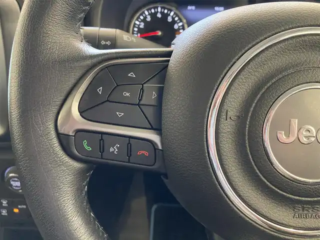 クライスラー・ジープ ジープ レネゲード リミテッド 熊本県 2023(令5)年 2万km ブライトホワイト ・スマートキー/・プッシュスタート/・自動緊急ブレーキ/・レーンセンス/・パークセンス/・ブラインドスポットモニター/・アクティブヘッドライト/・クルーズコントロール(追従式)/・黒革シート/・前席パワーシート/・前席シートヒーター/・ハンドルヒーターNG/・純正メモリナビ/　【Bluetooth・USB・AppleCarPlay・AndroidAuto】/・フルセグTV/・バックカメラ/・ETC2.0/・ドライブレコーダー(前後録画)/・純正マット