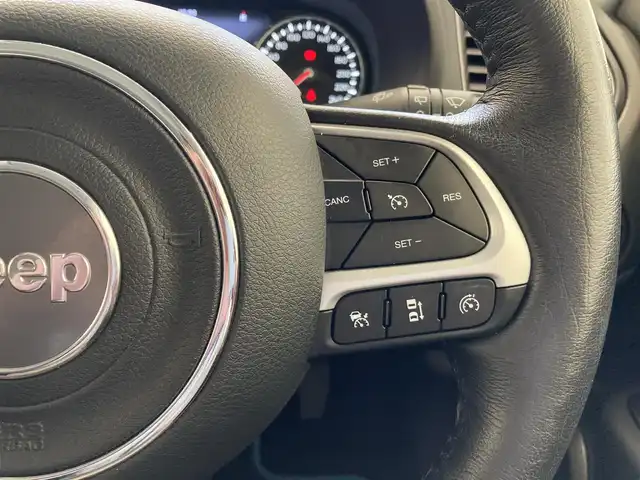 クライスラー・ジープ ジープ レネゲード リミテッド 熊本県 2023(令5)年 2万km ブライトホワイト ・スマートキー/・プッシュスタート/・自動緊急ブレーキ/・レーンセンス/・パークセンス/・ブラインドスポットモニター/・アクティブヘッドライト/・クルーズコントロール(追従式)/・黒革シート/・前席パワーシート/・前席シートヒーター/・ハンドルヒーターNG/・純正メモリナビ/　【Bluetooth・USB・AppleCarPlay・AndroidAuto】/・フルセグTV/・バックカメラ/・ETC2.0/・ドライブレコーダー(前後録画)/・純正マット