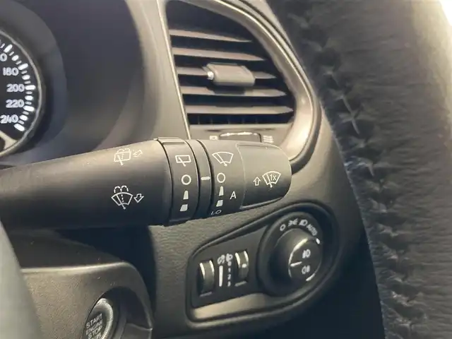 クライスラー・ジープ ジープ レネゲード リミテッド 熊本県 2023(令5)年 2万km ブライトホワイト ・スマートキー/・プッシュスタート/・自動緊急ブレーキ/・レーンセンス/・パークセンス/・ブラインドスポットモニター/・アクティブヘッドライト/・クルーズコントロール(追従式)/・黒革シート/・前席パワーシート/・前席シートヒーター/・ハンドルヒーターNG/・純正メモリナビ/　【Bluetooth・USB・AppleCarPlay・AndroidAuto】/・フルセグTV/・バックカメラ/・ETC2.0/・ドライブレコーダー(前後録画)/・純正マット