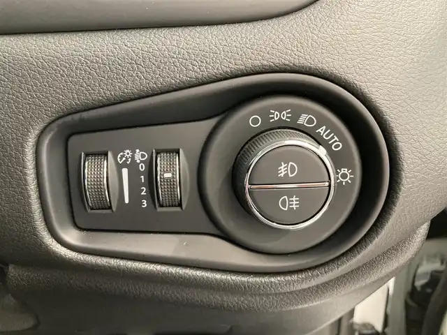 クライスラー・ジープ ジープ レネゲード リミテッド 熊本県 2023(令5)年 2万km ブライトホワイト ・スマートキー/・プッシュスタート/・自動緊急ブレーキ/・レーンセンス/・パークセンス/・ブラインドスポットモニター/・アクティブヘッドライト/・クルーズコントロール(追従式)/・黒革シート/・前席パワーシート/・前席シートヒーター/・ハンドルヒーターNG/・純正メモリナビ/　【Bluetooth・USB・AppleCarPlay・AndroidAuto】/・フルセグTV/・バックカメラ/・ETC2.0/・ドライブレコーダー(前後録画)/・純正マット