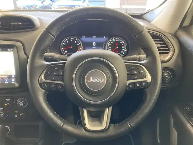 クライスラー・ジープ ジープ レネゲード リミテッド 熊本県 2023(令5)年 2万km ブライトホワイト ・スマートキー/・プッシュスタート/・自動緊急ブレーキ/・レーンセンス/・パークセンス/・ブラインドスポットモニター/・アクティブヘッドライト/・クルーズコントロール(追従式)/・黒革シート/・前席パワーシート/・前席シートヒーター/・ハンドルヒーターNG/・純正メモリナビ/　【Bluetooth・USB・AppleCarPlay・AndroidAuto】/・フルセグTV/・バックカメラ/・ETC2.0/・ドライブレコーダー(前後録画)/・純正マット