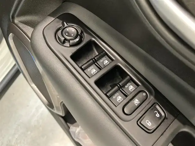 クライスラー・ジープ ジープ レネゲード リミテッド 熊本県 2023(令5)年 2万km ブライトホワイト ・スマートキー/・プッシュスタート/・自動緊急ブレーキ/・レーンセンス/・パークセンス/・ブラインドスポットモニター/・アクティブヘッドライト/・クルーズコントロール(追従式)/・黒革シート/・前席パワーシート/・前席シートヒーター/・ハンドルヒーターNG/・純正メモリナビ/　【Bluetooth・USB・AppleCarPlay・AndroidAuto】/・フルセグTV/・バックカメラ/・ETC2.0/・ドライブレコーダー(前後録画)/・純正マット