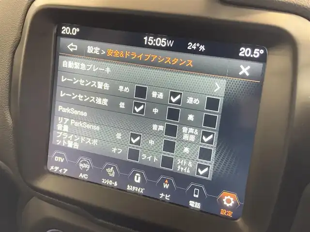 クライスラー・ジープ ジープ レネゲード リミテッド 熊本県 2023(令5)年 2万km ブライトホワイト ・スマートキー/・プッシュスタート/・自動緊急ブレーキ/・レーンセンス/・パークセンス/・ブラインドスポットモニター/・アクティブヘッドライト/・クルーズコントロール(追従式)/・黒革シート/・前席パワーシート/・前席シートヒーター/・ハンドルヒーターNG/・純正メモリナビ/　【Bluetooth・USB・AppleCarPlay・AndroidAuto】/・フルセグTV/・バックカメラ/・ETC2.0/・ドライブレコーダー(前後録画)/・純正マット