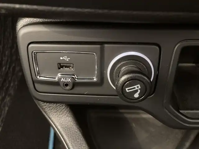 クライスラー・ジープ ジープ レネゲード リミテッド 熊本県 2023(令5)年 2万km ブライトホワイト ・スマートキー/・プッシュスタート/・自動緊急ブレーキ/・レーンセンス/・パークセンス/・ブラインドスポットモニター/・アクティブヘッドライト/・クルーズコントロール(追従式)/・黒革シート/・前席パワーシート/・前席シートヒーター/・ハンドルヒーターNG/・純正メモリナビ/　【Bluetooth・USB・AppleCarPlay・AndroidAuto】/・フルセグTV/・バックカメラ/・ETC2.0/・ドライブレコーダー(前後録画)/・純正マット