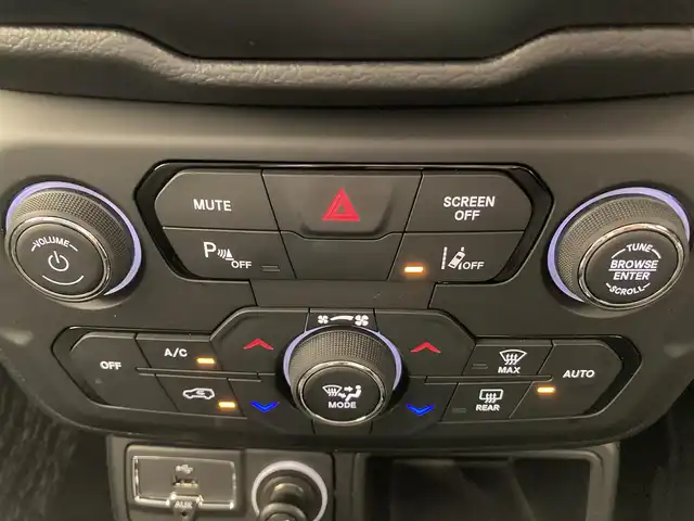 クライスラー・ジープ ジープ レネゲード リミテッド 熊本県 2023(令5)年 2万km ブライトホワイト ・スマートキー/・プッシュスタート/・自動緊急ブレーキ/・レーンセンス/・パークセンス/・ブラインドスポットモニター/・アクティブヘッドライト/・クルーズコントロール(追従式)/・黒革シート/・前席パワーシート/・前席シートヒーター/・ハンドルヒーターNG/・純正メモリナビ/　【Bluetooth・USB・AppleCarPlay・AndroidAuto】/・フルセグTV/・バックカメラ/・ETC2.0/・ドライブレコーダー(前後録画)/・純正マット