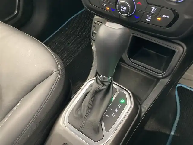 クライスラー・ジープ ジープ レネゲード リミテッド 熊本県 2023(令5)年 2万km ブライトホワイト ・スマートキー/・プッシュスタート/・自動緊急ブレーキ/・レーンセンス/・パークセンス/・ブラインドスポットモニター/・アクティブヘッドライト/・クルーズコントロール(追従式)/・黒革シート/・前席パワーシート/・前席シートヒーター/・ハンドルヒーターNG/・純正メモリナビ/　【Bluetooth・USB・AppleCarPlay・AndroidAuto】/・フルセグTV/・バックカメラ/・ETC2.0/・ドライブレコーダー(前後録画)/・純正マット