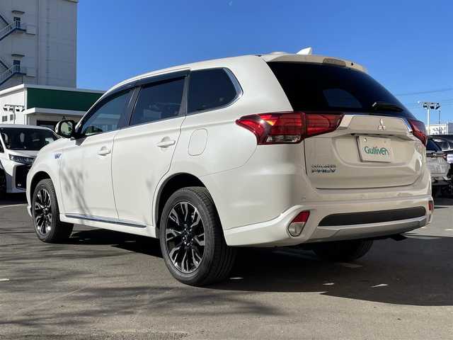 三菱 アウトランダー ＰＨＥＶ G セーフティパッケージ 東京都 2015(平27)年 4.8万km シルキーホワイト カロッツェリアナビ/マルチアラウンドモニター/衝突被害軽減/車線逸脱警報/レーダークルーズコントロール/シートヒーター/ＥＴＣ/ドライブレコーダー/パワーシート/ステアリングスイッチ/スマートキー/障害物センサー/100V電源/ステアリングヒーター/ハーフレザーシート