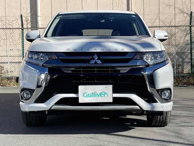 三菱 アウトランダー ＰＨＥＶ G セーフティパッケージ 東京都 2015(平27)年 4.8万km シルキーホワイト カロッツェリアナビ/マルチアラウンドモニター/衝突被害軽減/車線逸脱警報/レーダークルーズコントロール/シートヒーター/ＥＴＣ/ドライブレコーダー/パワーシート/ステアリングスイッチ/スマートキー/障害物センサー/100V電源/ステアリングヒーター/ハーフレザーシート