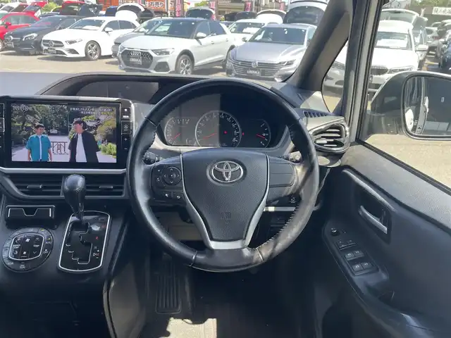 トヨタ ヴォクシー ZS 埼玉県 2014(平26)年 15.3万km ホワイトパールクリスタルシャイン ワンオーナー/社外SDナビ（11インチ）/・Bluetoothオーディオ/・フルセグTV/CD/DVD/バックカメラ/両側パワースライドドア/純正フロアマット/純正16インチアルミホイール/保証書/取扱説明書/スペアキー