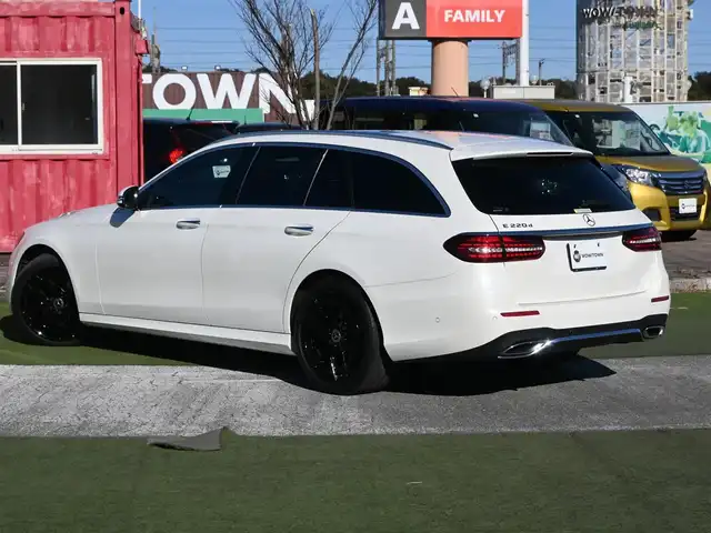 メルセデス・ベンツ Ｍ・ベンツ Ｅ２２０ｄ ステーションワゴン スポーツ 千葉県 2022(令4)年 3.3万km ダイヤモンドホワイト アクティブブレーキアシスト/アクティブレーンキーピングアシスト/レーンチェンジアシスト/ブラインドスポットアシスト/アテンションアシスト/ディストロニック/パノラミックスライディングルーフ/ヘッドアップディスプレイ/ブラックレザーシート/前席パワーシート/各席シートヒーター/純正ナビ/地デジTV/【Bluetooth接続】/360°カメラ/革巻きステアリング/ステアリングスイッチ/ETC/LEDヘッドライト/ウインカーミラー/パークトロニック/純正19インチアルミホイル/サイド/カーテンエアバッグ/スマートキー