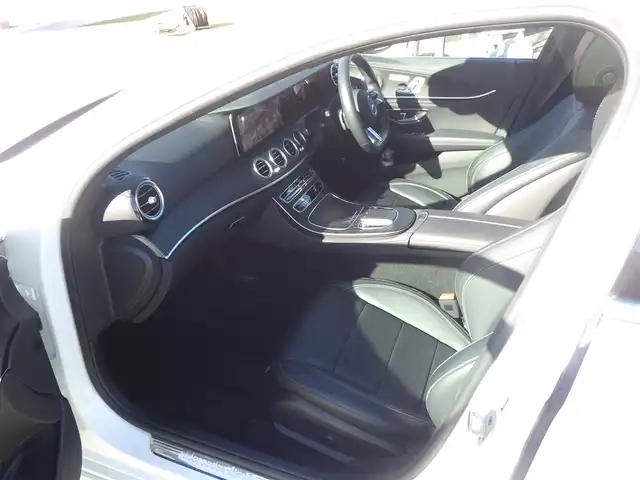 メルセデス・ベンツ Ｍ・ベンツ Ｅ２２０ｄ ステーションワゴン スポーツ 千葉県 2022(令4)年 3.3万km ダイヤモンドホワイト アクティブブレーキアシスト/アクティブレーンキーピングアシスト/レーンチェンジアシスト/ブラインドスポットアシスト/アテンションアシスト/ディストロニック/パノラミックスライディングルーフ/ヘッドアップディスプレイ/ブラックレザーシート/前席パワーシート/各席シートヒーター/純正ナビ/地デジTV/【Bluetooth接続】/360°カメラ/革巻きステアリング/ステアリングスイッチ/ETC/LEDヘッドライト/ウインカーミラー/パークトロニック/純正19インチアルミホイル/サイド/カーテンエアバッグ/スマートキー