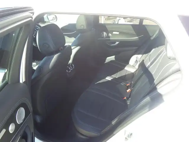 メルセデス・ベンツ Ｍ・ベンツ Ｅ２２０ｄ ステーションワゴン スポーツ 千葉県 2022(令4)年 3.3万km ダイヤモンドホワイト アクティブブレーキアシスト/アクティブレーンキーピングアシスト/レーンチェンジアシスト/ブラインドスポットアシスト/アテンションアシスト/ディストロニック/パノラミックスライディングルーフ/ヘッドアップディスプレイ/ブラックレザーシート/前席パワーシート/各席シートヒーター/純正ナビ/地デジTV/【Bluetooth接続】/360°カメラ/革巻きステアリング/ステアリングスイッチ/ETC/LEDヘッドライト/ウインカーミラー/パークトロニック/純正19インチアルミホイル/サイド/カーテンエアバッグ/スマートキー