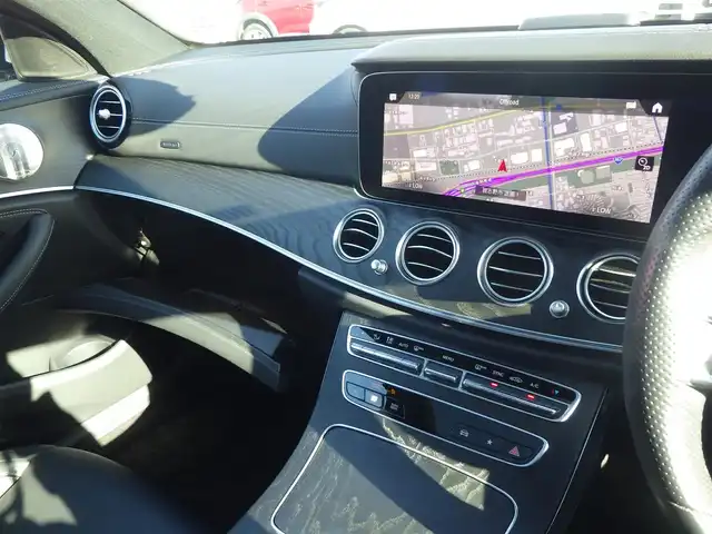 メルセデス・ベンツ Ｍ・ベンツ Ｅ２２０ｄ ステーションワゴン スポーツ 千葉県 2022(令4)年 3.3万km ダイヤモンドホワイト アクティブブレーキアシスト/アクティブレーンキーピングアシスト/レーンチェンジアシスト/ブラインドスポットアシスト/アテンションアシスト/ディストロニック/パノラミックスライディングルーフ/ヘッドアップディスプレイ/ブラックレザーシート/前席パワーシート/各席シートヒーター/純正ナビ/地デジTV/【Bluetooth接続】/360°カメラ/革巻きステアリング/ステアリングスイッチ/ETC/LEDヘッドライト/ウインカーミラー/パークトロニック/純正19インチアルミホイル/サイド/カーテンエアバッグ/スマートキー