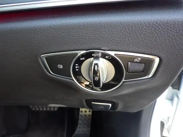 メルセデス・ベンツ Ｍ・ベンツ Ｅ２２０ｄ ステーションワゴン スポーツ 千葉県 2022(令4)年 3.3万km ダイヤモンドホワイト アクティブブレーキアシスト/アクティブレーンキーピングアシスト/レーンチェンジアシスト/ブラインドスポットアシスト/アテンションアシスト/ディストロニック/パノラミックスライディングルーフ/ヘッドアップディスプレイ/ブラックレザーシート/前席パワーシート/各席シートヒーター/純正ナビ/地デジTV/【Bluetooth接続】/360°カメラ/革巻きステアリング/ステアリングスイッチ/ETC/LEDヘッドライト/ウインカーミラー/パークトロニック/純正19インチアルミホイル/サイド/カーテンエアバッグ/スマートキー