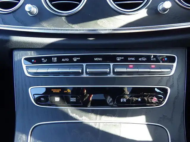 メルセデス・ベンツ Ｍ・ベンツ Ｅ２２０ｄ ステーションワゴン スポーツ 千葉県 2022(令4)年 3.3万km ダイヤモンドホワイト アクティブブレーキアシスト/アクティブレーンキーピングアシスト/レーンチェンジアシスト/ブラインドスポットアシスト/アテンションアシスト/ディストロニック/パノラミックスライディングルーフ/ヘッドアップディスプレイ/ブラックレザーシート/前席パワーシート/各席シートヒーター/純正ナビ/地デジTV/【Bluetooth接続】/360°カメラ/革巻きステアリング/ステアリングスイッチ/ETC/LEDヘッドライト/ウインカーミラー/パークトロニック/純正19インチアルミホイル/サイド/カーテンエアバッグ/スマートキー