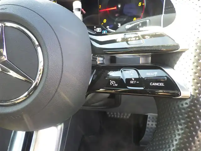 メルセデス・ベンツ Ｍ・ベンツ Ｅ２２０ｄ ステーションワゴン スポーツ 千葉県 2022(令4)年 3.3万km ダイヤモンドホワイト アクティブブレーキアシスト/アクティブレーンキーピングアシスト/レーンチェンジアシスト/ブラインドスポットアシスト/アテンションアシスト/ディストロニック/パノラミックスライディングルーフ/ヘッドアップディスプレイ/ブラックレザーシート/前席パワーシート/各席シートヒーター/純正ナビ/地デジTV/【Bluetooth接続】/360°カメラ/革巻きステアリング/ステアリングスイッチ/ETC/LEDヘッドライト/ウインカーミラー/パークトロニック/純正19インチアルミホイル/サイド/カーテンエアバッグ/スマートキー