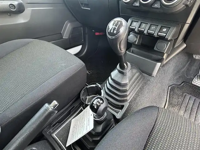 スズキ ジムニー シエラ JC 福岡県 2023(令5)年 1.9万km ピュアホワイトP セーフティーサポート/デュアルセントコントロール/ダウンヒルアシストコントロール/クルコン/前後ドラレコ/シートヒーター/ヒーテッドドアミラー/純正LEDヘッドライト/純正フロアマット/純正15インチアルミホイール/プッシュスタート/スマートキー