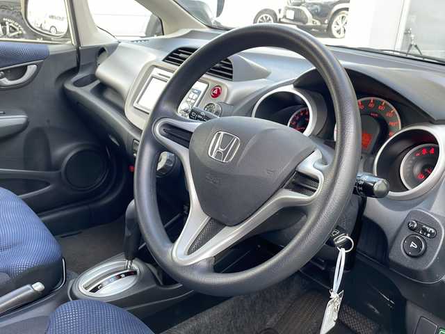 ホンダ フィット G 富山県 2012(平24)年 3.6万km プレミアムホワイトパール ワンオーナー/禁煙車/純正ＳＤナビ/バックカメラ/ＣＤ・ＤＶＤ/ワンセグＴＶ/純正フロアマット/リモコンキー/スペアキー/電動格納ミラー/ハロゲンヘッドライト/保証書