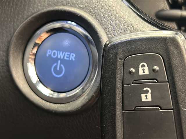 トヨタ Ｃ－ＨＲ G 岐阜県 2020(令2)年 5.7万km ホワイトパールクリスタルシャイン モデリスタエアロ（F/S/R）/純正8型ディスプレイオーディオ/パノラミックビューモニター/Bluetooth/フルセグ視聴/ナビキット/前後ドライブレコーダー/ハーフレザーシート/トヨタセーフティセンス/レーダークルーズコントロール/ETC/LEDヘッドライト/オートハイビーム/オートライト/クリアランスソナー/プッシュスタート/スマートキー/USBポート/ブレーキホールド
