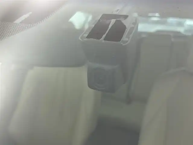 トヨタ クラウン ハイブリッド G－エグゼクティブ Four 富山県 2018(平30)年 6.4万km ホワイトパールクリスタルシャイン 純正ナビ（AM/FM/DVD/BT/USB/フルセグ）/バックカメラ/ドライブレコーダー/ETC/ブラインドスポットモニター/ヘッドアップディスプレイ/レザーシート/D/N席パワーシート/D席メモリシート/シートヒーター/エアシート/衝突被害軽減システム/レーダークルーズコントロール/レーンキープアシスト/コーナーセンサー/横滑り防止装置/アイドリングストップ/オートLEDライト/オートマチックハイビーム/純正アルミホイール/オートホールド付電子パーキング/デジタルインナーミラー/革巻きステアリング/ステアリングスイッチ/スマートキー