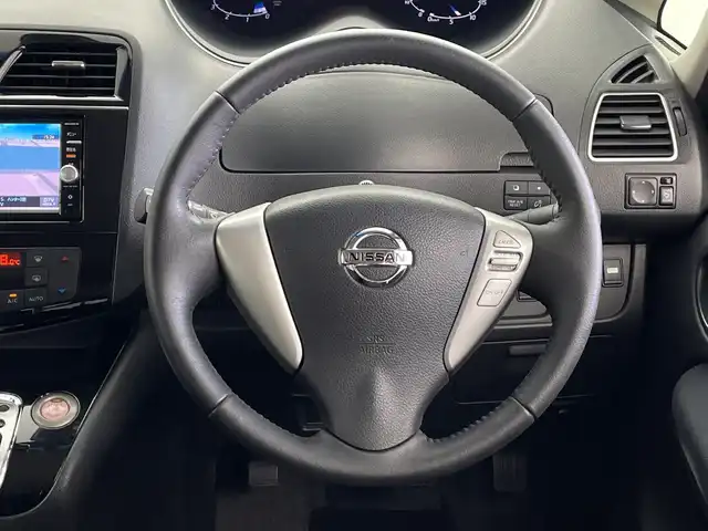 日産 セレナ HWS S HV Vセレ +SeftyⅡ 鹿児島県 2015(平27)年 6.4万km ブリリアントホワイトパール 純正ナビ（MC315P-W）/CD/DVD/Bluetooth/フルセグテレビ/アラウンドビュー/両側パワースライド/エマージェンシーブレーキ/レーンキープアシスト/クルーズコントロール/純正フロアマット/リアサンシェード/ドアバイザー/シートバックテーブル/ETC