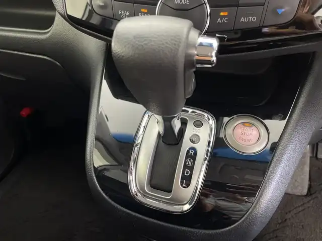 日産 セレナ HWS S HV Vセレ +SeftyⅡ 鹿児島県 2015(平27)年 6.4万km ブリリアントホワイトパール 純正ナビ（MC315P-W）/CD/DVD/Bluetooth/フルセグテレビ/アラウンドビュー/両側パワースライド/エマージェンシーブレーキ/レーンキープアシスト/クルーズコントロール/純正フロアマット/リアサンシェード/ドアバイザー/シートバックテーブル/ETC