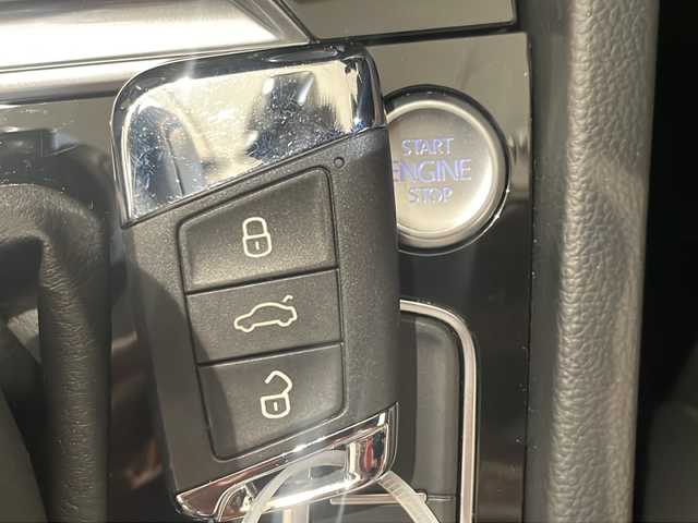 フォルクスワーゲン パサート ヴァリアント TDI ハイライン 新潟県 2018(平30)年 2.3万km ピュアホワイト テクノロジーパッケージ/-デジタルメータークラスター/-ダイナミックライトアシスト/-アラウンドビューカメラ/-パークアシスト/-電子制御式ディファレンシャルロック”XDS”/純正9.2インチナビ”DiscoverPro”/（SSDナビ/フルセグTV/Apple Car Play/BT/CD/DVD)/オールインセーフティ/-アクティブクルーズコントロール/-渋滞時追従支援システム/-レーンキープアシスト/-レーンチェンジアシストシステム/-リヤトラフィックアシストシステム/-パークディスタンスコントロール/-ドライバー疲労検知システム/-プリクラッシュブレーキシステム/-ダイナミックコーナーリングライト/レザーシート/シートヒーター/ベンチレーション/メモリ付きパワーシート/純正18インチアルミホイール/ドライブレコーダー/ETC/パワーバックドア