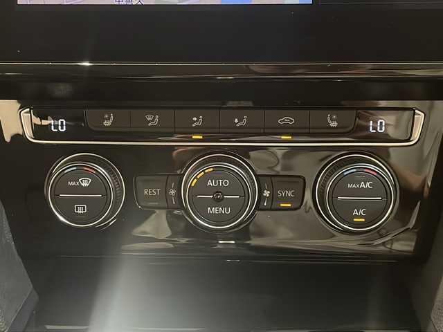 フォルクスワーゲン パサート ヴァリアント TDI ハイライン 新潟県 2018(平30)年 2.3万km ピュアホワイト テクノロジーパッケージ/-デジタルメータークラスター/-ダイナミックライトアシスト/-アラウンドビューカメラ/-パークアシスト/-電子制御式ディファレンシャルロック”XDS”/純正9.2インチナビ”DiscoverPro”/（SSDナビ/フルセグTV/Apple Car Play/BT/CD/DVD)/オールインセーフティ/-アクティブクルーズコントロール/-渋滞時追従支援システム/-レーンキープアシスト/-レーンチェンジアシストシステム/-リヤトラフィックアシストシステム/-パークディスタンスコントロール/-ドライバー疲労検知システム/-プリクラッシュブレーキシステム/-ダイナミックコーナーリングライト/レザーシート/シートヒーター/ベンチレーション/メモリ付きパワーシート/純正18インチアルミホイール/ドライブレコーダー/ETC/パワーバックドア