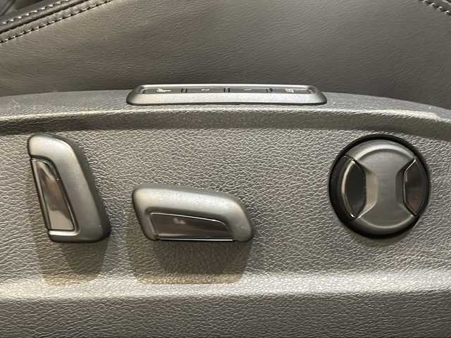 フォルクスワーゲン パサート ヴァリアント TDI ハイライン 新潟県 2018(平30)年 2.3万km ピュアホワイト テクノロジーパッケージ/-デジタルメータークラスター/-ダイナミックライトアシスト/-アラウンドビューカメラ/-パークアシスト/-電子制御式ディファレンシャルロック”XDS”/純正9.2インチナビ”DiscoverPro”/（SSDナビ/フルセグTV/Apple Car Play/BT/CD/DVD)/オールインセーフティ/-アクティブクルーズコントロール/-渋滞時追従支援システム/-レーンキープアシスト/-レーンチェンジアシストシステム/-リヤトラフィックアシストシステム/-パークディスタンスコントロール/-ドライバー疲労検知システム/-プリクラッシュブレーキシステム/-ダイナミックコーナーリングライト/レザーシート/シートヒーター/ベンチレーション/メモリ付きパワーシート/純正18インチアルミホイール/ドライブレコーダー/ETC/パワーバックドア
