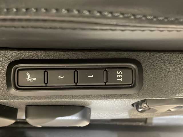 フォルクスワーゲン パサート ヴァリアント TDI ハイライン 新潟県 2018(平30)年 2.3万km ピュアホワイト テクノロジーパッケージ/-デジタルメータークラスター/-ダイナミックライトアシスト/-アラウンドビューカメラ/-パークアシスト/-電子制御式ディファレンシャルロック”XDS”/純正9.2インチナビ”DiscoverPro”/（SSDナビ/フルセグTV/Apple Car Play/BT/CD/DVD)/オールインセーフティ/-アクティブクルーズコントロール/-渋滞時追従支援システム/-レーンキープアシスト/-レーンチェンジアシストシステム/-リヤトラフィックアシストシステム/-パークディスタンスコントロール/-ドライバー疲労検知システム/-プリクラッシュブレーキシステム/-ダイナミックコーナーリングライト/レザーシート/シートヒーター/ベンチレーション/メモリ付きパワーシート/純正18インチアルミホイール/ドライブレコーダー/ETC/パワーバックドア