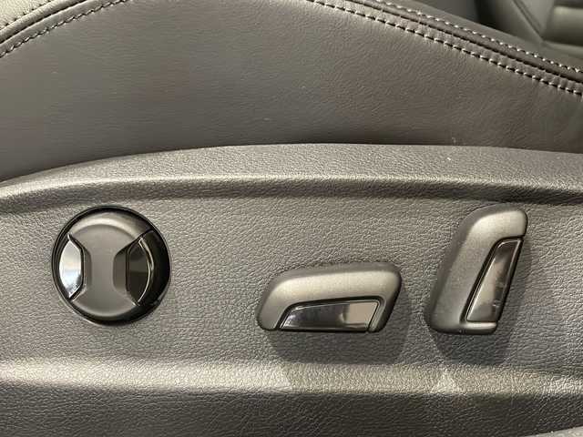 フォルクスワーゲン パサート ヴァリアント TDI ハイライン 新潟県 2018(平30)年 2.3万km ピュアホワイト テクノロジーパッケージ/-デジタルメータークラスター/-ダイナミックライトアシスト/-アラウンドビューカメラ/-パークアシスト/-電子制御式ディファレンシャルロック”XDS”/純正9.2インチナビ”DiscoverPro”/（SSDナビ/フルセグTV/Apple Car Play/BT/CD/DVD)/オールインセーフティ/-アクティブクルーズコントロール/-渋滞時追従支援システム/-レーンキープアシスト/-レーンチェンジアシストシステム/-リヤトラフィックアシストシステム/-パークディスタンスコントロール/-ドライバー疲労検知システム/-プリクラッシュブレーキシステム/-ダイナミックコーナーリングライト/レザーシート/シートヒーター/ベンチレーション/メモリ付きパワーシート/純正18インチアルミホイール/ドライブレコーダー/ETC/パワーバックドア